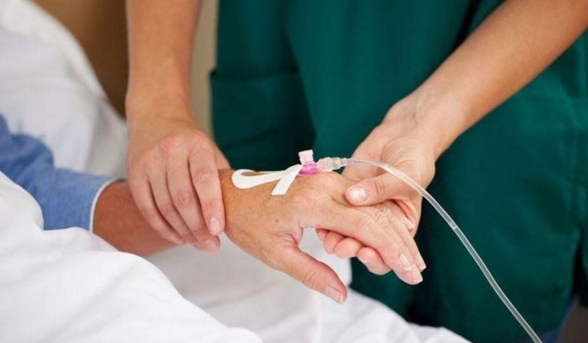 Người Già Có Nên Truyền Đạm Không? Lời Khuyên Từ Chuyên Gia 