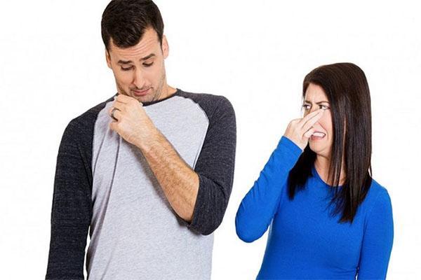 Hôi nách ảnh hưởng mọi người xung quanh