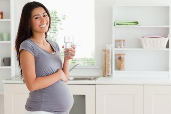 Mẹ bầu nên đảm bảo đủ lượng nước