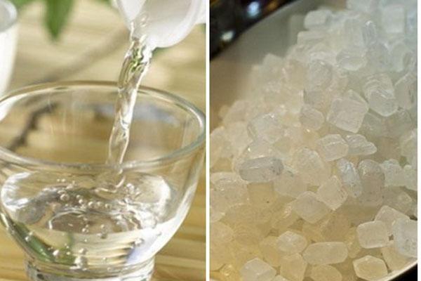 Phèn chua và rượu chữa hôi nách