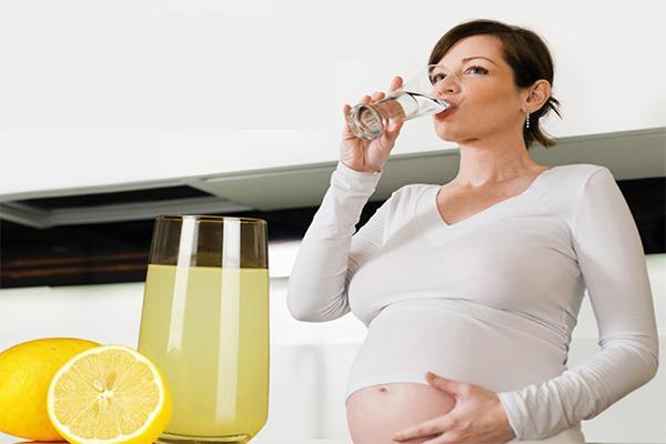 Thai phụ đảm bảo uống đủ nước