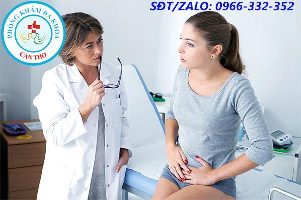 Bác sĩ chuyên khoa thăm khám cho chị em sau khi đình chỉ