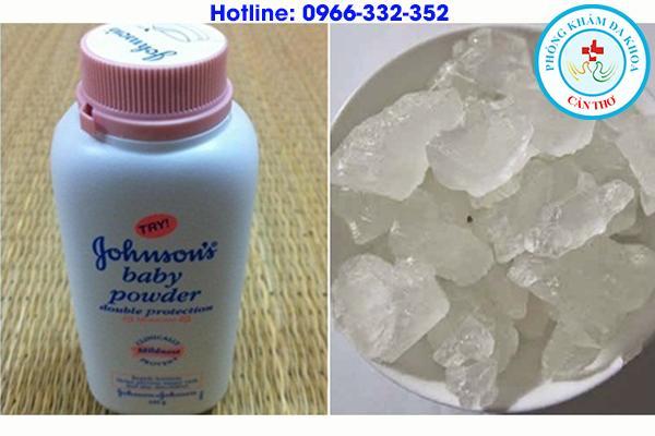 sử dụng phấn rôm và phèn chua chữa hôi nách